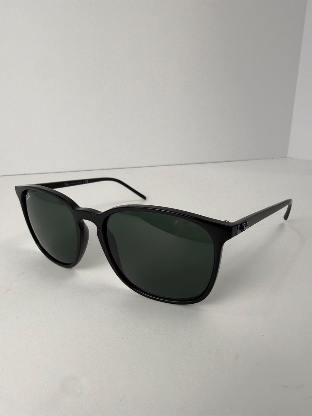 Ray-Ban RB4387 601/71 Black Frame Sunglasses with Green Lenses - keyhole bridge